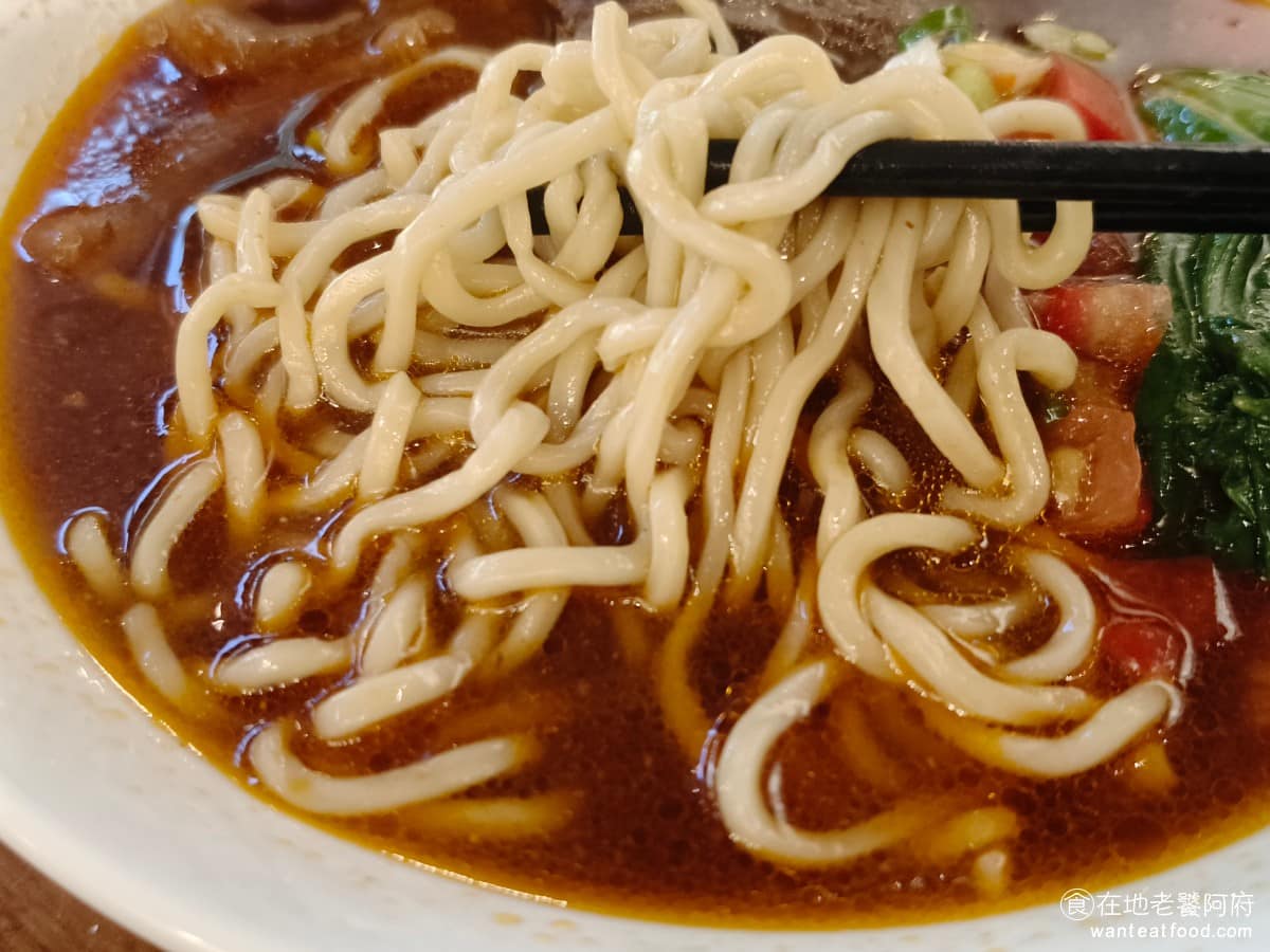 18冠軍牛肉麵台北內湖店 18冠軍牛肉麵台北內湖店菜單 18冠軍牛肉麵台北內湖店推薦 美食 麵條用的是白麵，但有點接近拉麵的口感，吃起來帶一點Q彈，因為煮得很軟，所以非常容易吸附湯汁，吃起來非常的順口。 @在地老饕阿府
