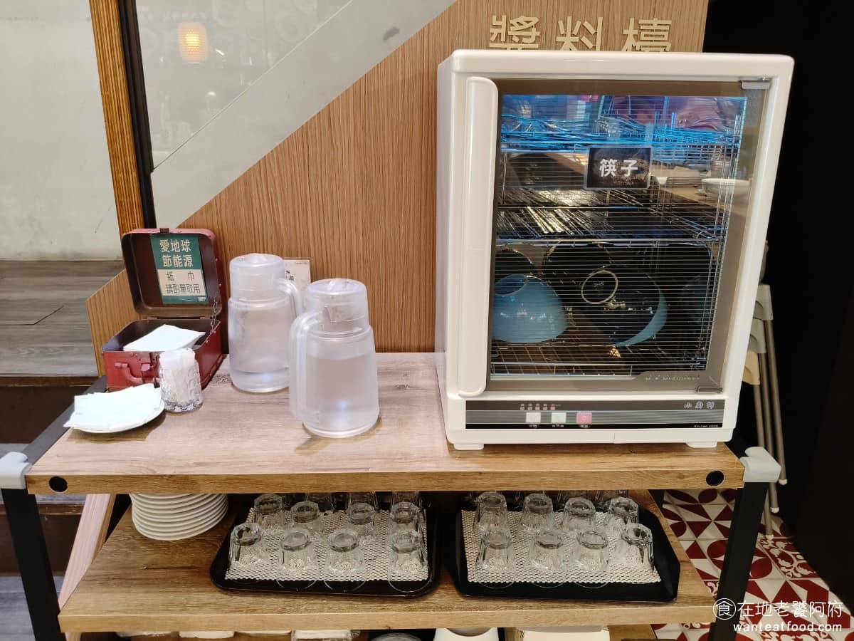 18冠軍牛肉麵台北內湖店 18冠軍牛肉麵台北內湖店菜單 18冠軍牛肉麵台北內湖店推薦 美食 餐具是自取的，店內還有提供免費的開水，可以飲用。 @在地老饕阿府