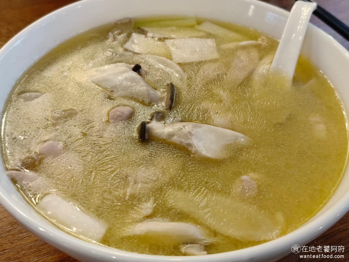 18冠軍牛肉麵台北內湖店 18冠軍牛肉麵台北內湖店菜單 18冠軍牛肉麵台北內湖店推薦 美食 百菇雞湯麵 雞骨熬成的白湯，上面浮著明顯的一層油，不是清爽系雞湯，喝起來偏鹹偏濃郁，雞湯香氣很足，味道給得夠，搭配六種菇類，跟去骨雞腿肉，雞肉軟嫩到沒話說。 @在地老饕阿府