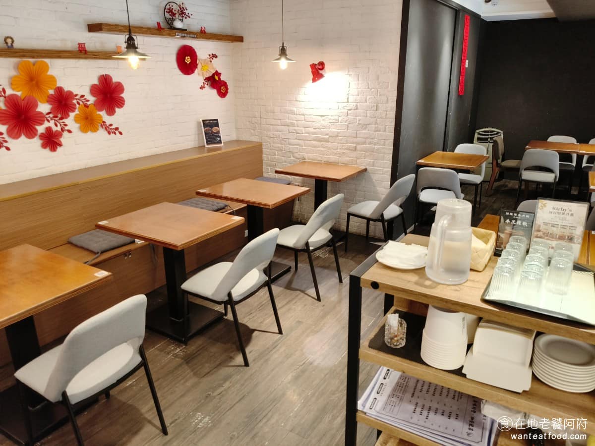 18冠軍牛肉麵台北內湖店 18冠軍牛肉麵台北內湖店菜單 18冠軍牛肉麵台北內湖店推薦 美食 二樓也有座位，整體用餐空間非常的寬敞，店面很大就只有中午尖峰時間人會比較多，其他時間都還好，比通化本店的小空間舒服很多，排隊也不用擔心排太久。 @在地老饕阿府