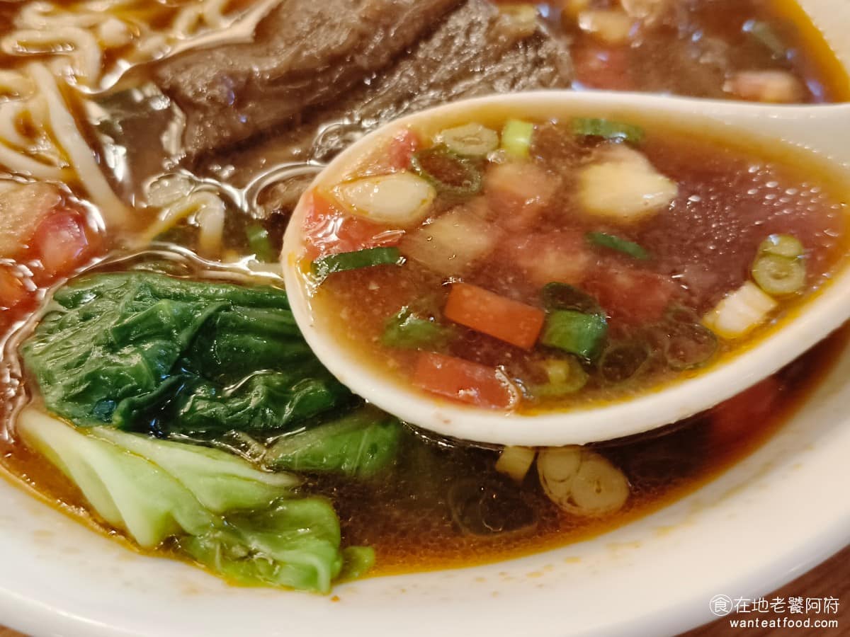 18冠軍牛肉麵台北內湖店 18冠軍牛肉麵台北內湖店菜單 18冠軍牛肉麵台北內湖店推薦 美食 湯頭不走重口味路線，幾乎沒有中藥味，和傳統台式的做法略有不同，因為加了番茄，反而增添了蔬果的甜味，吃得出高級感，也可加點店家特製的辣椒醬，湯頭層次會更明顯。 @在地老饕阿府