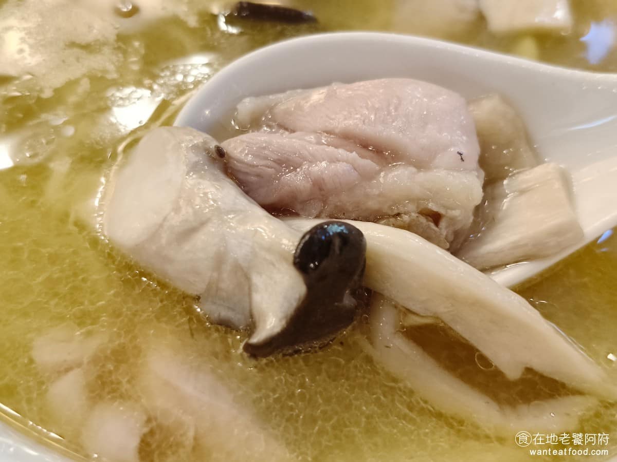 18冠軍牛肉麵台北內湖店 18冠軍牛肉麵台北內湖店菜單 18冠軍牛肉麵台北內湖店推薦 美食 雞腿肉不只是口感好，醃製的也非常入味，而且雞腿肉幾乎每一塊都有連皮，外皮也非常Q彈，也是完全去骨的，真的好吃到無可挑剔，感覺比牛肉麵還吸引人。 @在地老饕阿府