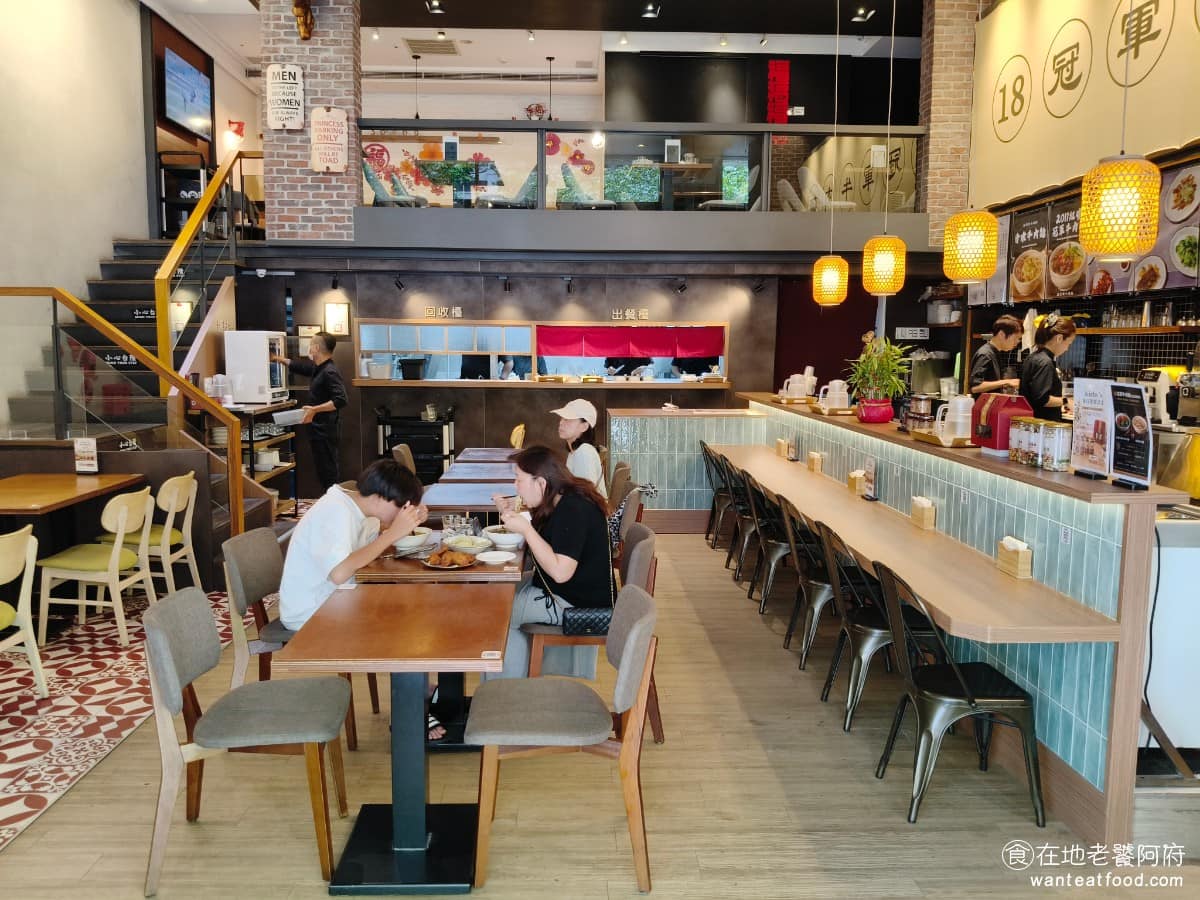 18冠軍牛肉麵台北內湖店 18冠軍牛肉麵台北內湖店菜單 18冠軍牛肉麵台北內湖店推薦 美食 內湖店採兩層樓挑高設計，走的是簡約俐落的風格，跟通化街本店的老宅格局很不一樣，空間感更開闊，也有吧檯座位可以選擇。 @在地老饕阿府