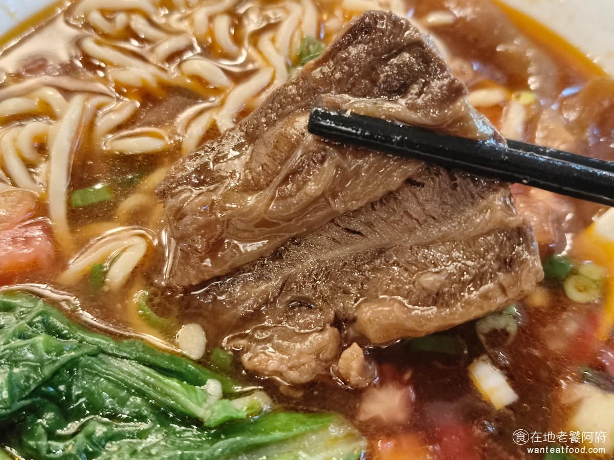 18冠軍牛肉麵台北內湖店 18冠軍牛肉麵台北內湖店菜單 18冠軍牛肉麵台北內湖店推薦 美食 牛肉用的是美國大塊牛腱心，肉質選得好，吃起來完全不會硬，一口咬下軟嫩到入口即化這點很不錯，牛筋燉得很軟，膠質感十足。 @在地老饕阿府