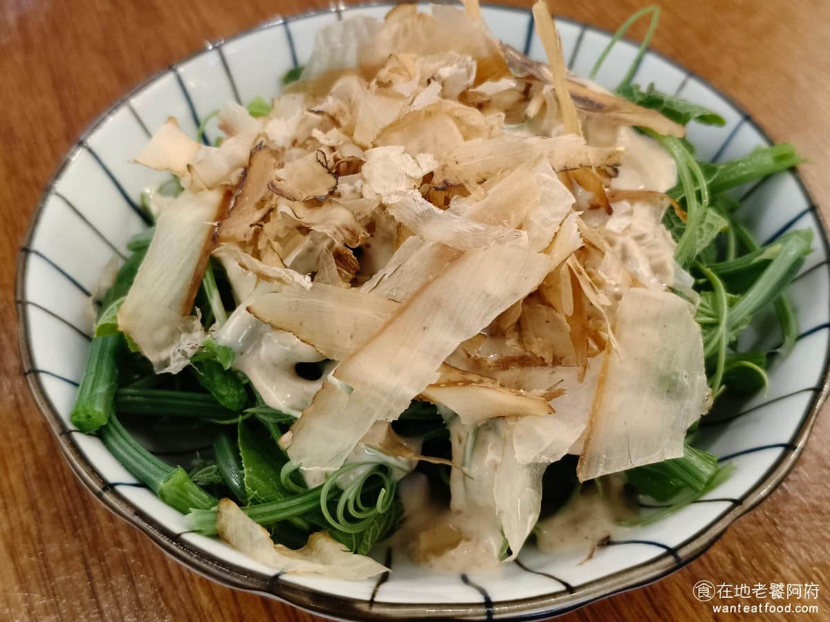 18冠軍牛肉麵台北內湖店 18冠軍牛肉麵台北內湖店菜單 18冠軍牛肉麵台北內湖店推薦 美食 龍鬚菜 份量給得很足，上面撒了大量柴魚片，柴魚片下面淋滿胡麻醬，口感脆但不會硬到咬不動，胡麻醬味道不會太鹹，整體吃起來走清爽路線，是店裡少數的蔬菜類選項。 @在地老饕阿府