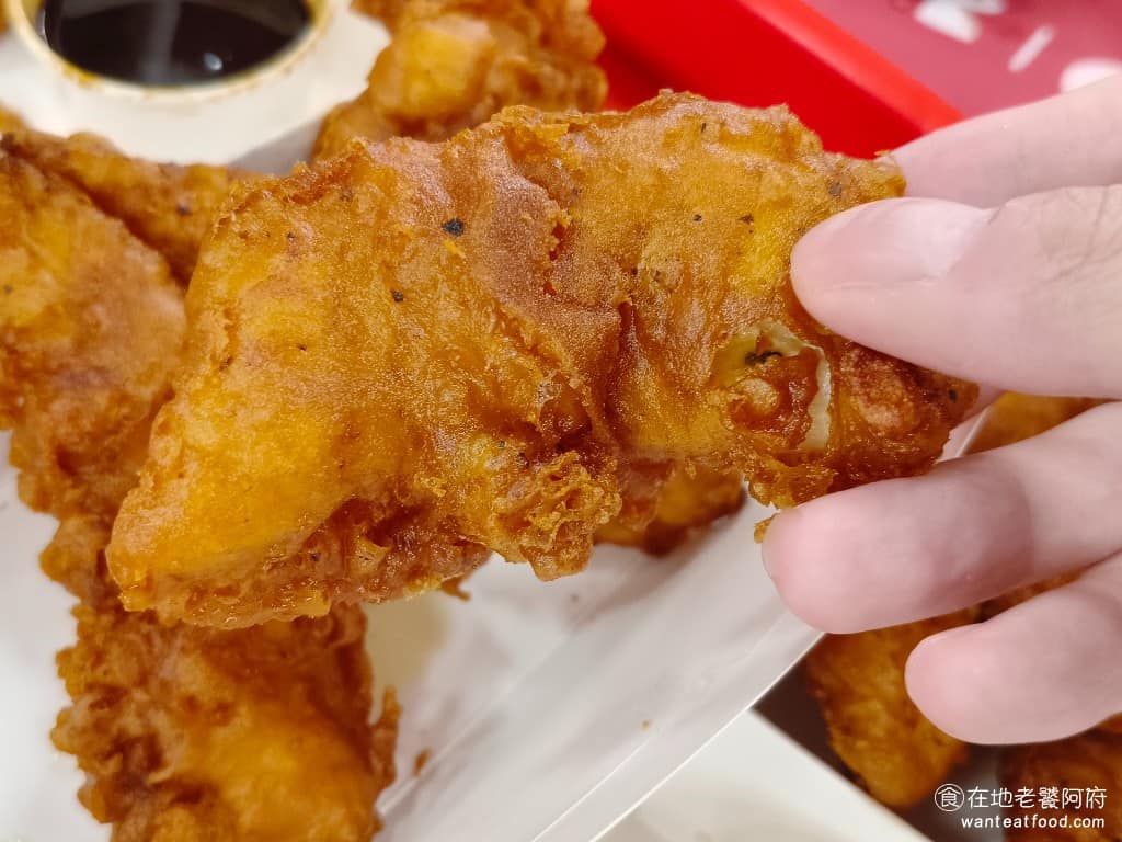 週末炸雞漢堡俱樂部大巨蛋店 週末炸雞漢堡俱樂部大巨蛋店菜單 週末炸雞漢堡俱樂部大巨蛋店推薦 我們原本想要點他的招牌金酥雞,但很可惜剛好今天大巨蛋有棒球比賽,所以生意特別好。來的時候,金酥雞就已經都賣完了。如果想吃的話,記得要提早來。 @在地老饕阿府