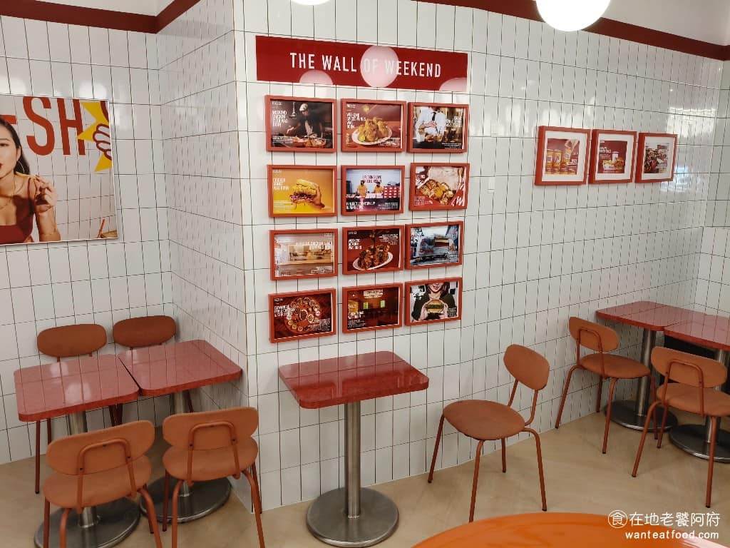 週末炸雞漢堡俱樂部大巨蛋店 週末炸雞漢堡俱樂部大巨蛋店菜單 週末炸雞漢堡俱樂部大巨蛋店推薦 店內空間非常寬敞明亮,環境非常的乾淨,有座位區也有站食區,排煙也做得很好,店內完全不會有很重的油煙味。 @在地老饕阿府