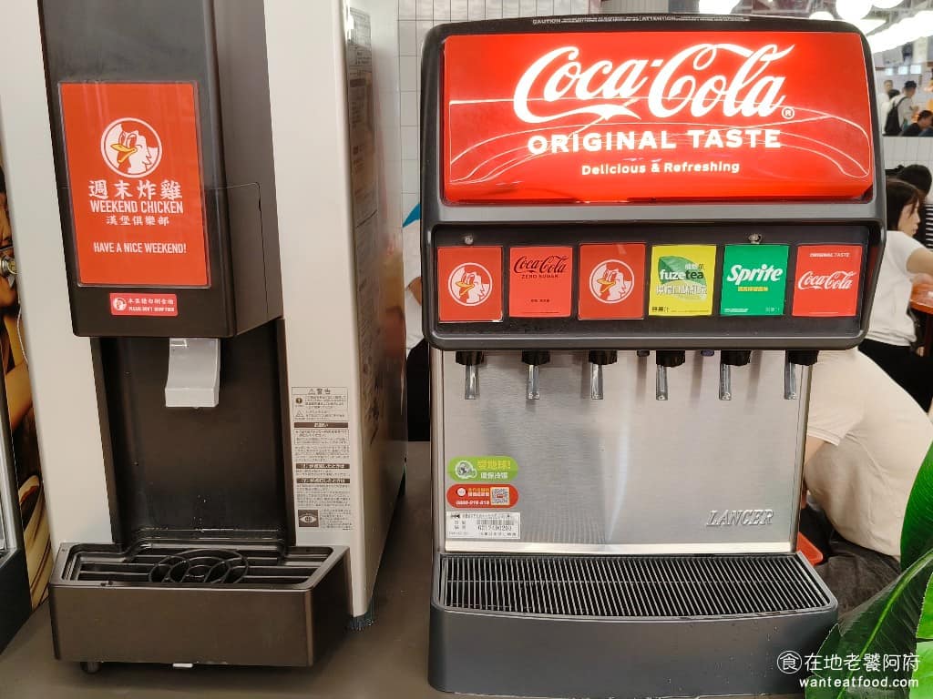 週末炸雞漢堡俱樂部大巨蛋店 週末炸雞漢堡俱樂部大巨蛋店菜單 週末炸雞漢堡俱樂部大巨蛋店推薦 內用只要 60 元,就能無限暢飲飲料,這非常划算。飲料有可樂、雪碧、零卡可樂和檸檬紅茶。 @在地老饕阿府