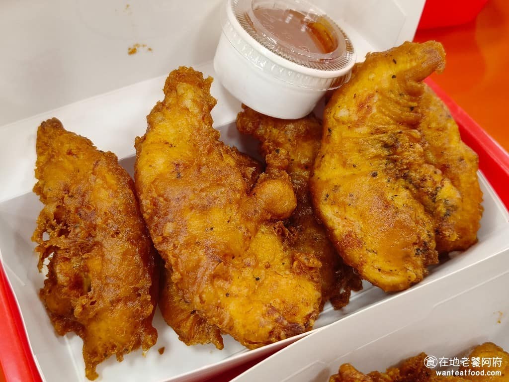 週末炸雞漢堡俱樂部大巨蛋店 週末炸雞漢堡俱樂部大巨蛋店菜單 週末炸雞漢堡俱樂部大巨蛋店推薦 用濕漿裹粉油炸,皮吃起來比較薄、口感很酥脆,裡面的肉使用的是雞胸肉,但吃起來非常的軟嫩,口感完全不乾,搭配附的BBQ醬或是蜂蜜醬,吃起來都非常好吃。 @在地老饕阿府