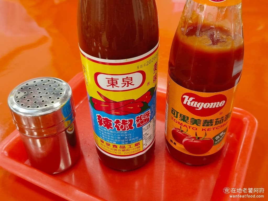週末炸雞漢堡俱樂部大巨蛋店 週末炸雞漢堡俱樂部大巨蛋店菜單 週末炸雞漢堡俱樂部大巨蛋店推薦 桌上提供的醬料有番茄醬、東泉辣椒醬和胡椒粉。 @在地老饕阿府