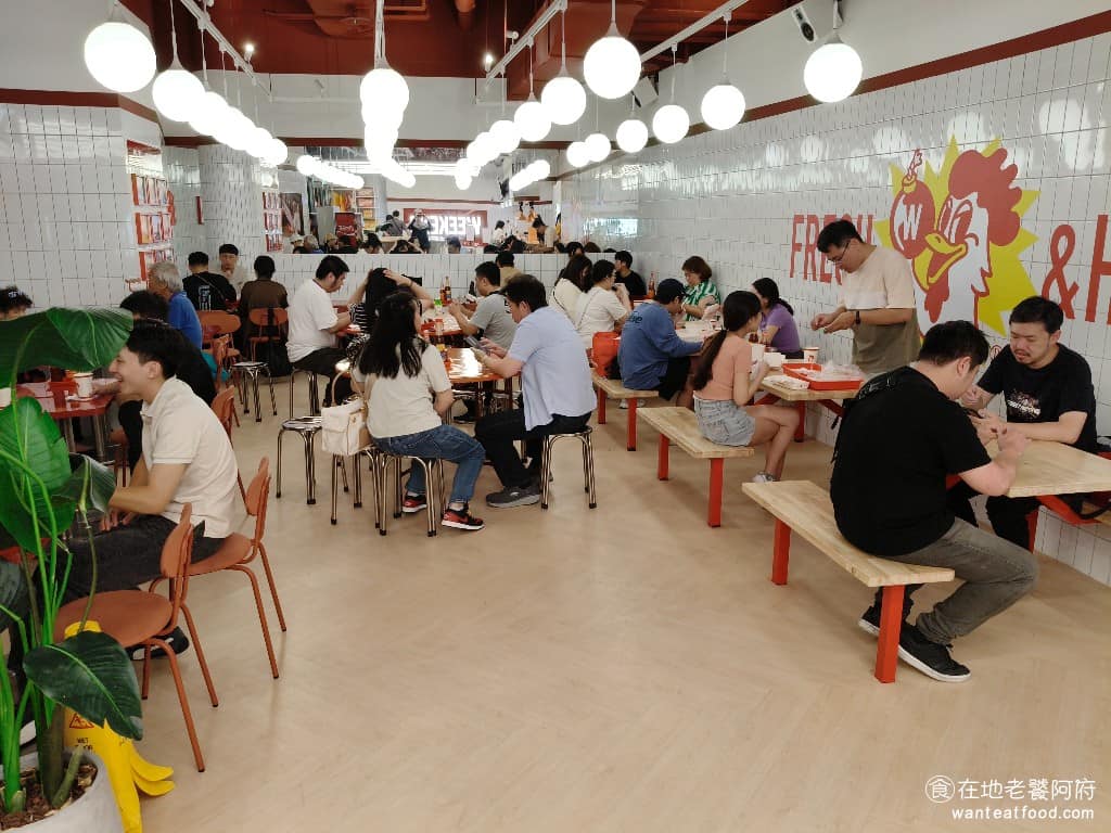週末炸雞漢堡俱樂部大巨蛋店 週末炸雞漢堡俱樂部大巨蛋店菜單 週末炸雞漢堡俱樂部大巨蛋店推薦 走進《週末炸雞漢堡俱樂部 大巨蛋店》,最吸睛的就是那張大紅色圓桌,配上鐵椅紅白相間的配色,營造出強烈的視覺衝擊。既有美式速食的明亮感,又帶著濃濃的台式復古風情。 @在地老饕阿府