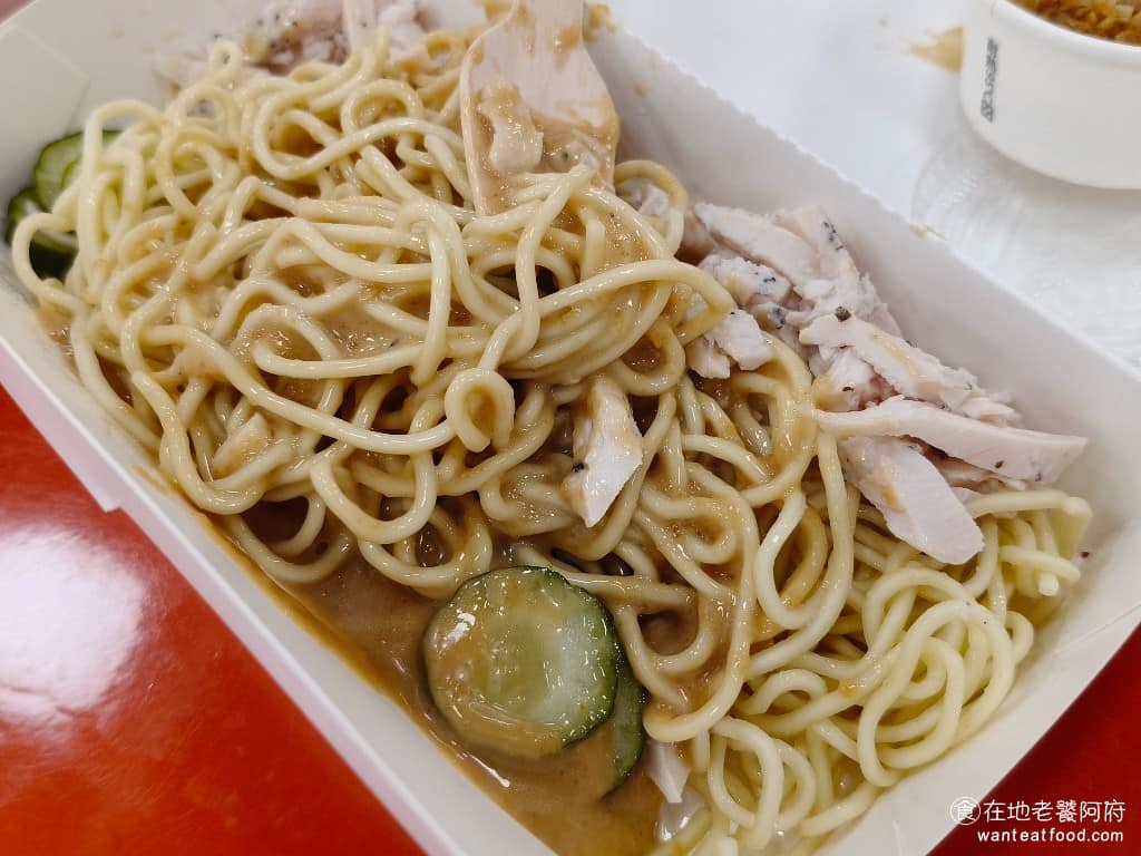 週末炸雞漢堡俱樂部大巨蛋店 週末炸雞漢堡俱樂部大巨蛋店菜單 週末炸雞漢堡俱樂部大巨蛋店推薦 涼麵的芝麻醬,芝麻味比較淡,但醬料吃起來超級鹹,所以千萬不要全部攪拌。涼麵的口感比較偏冷偏硬,整體吃下來,不是特別推薦,而且這樣子價格要 190 元,實在有一點太貴了。 @在地老饕阿府