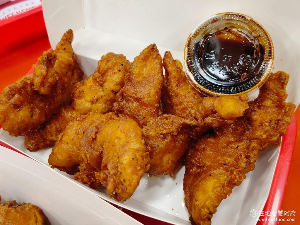 週末炸雞漢堡俱樂部大巨蛋店 週末炸雞漢堡俱樂部大巨蛋店菜單 週末炸雞漢堡俱樂部大巨蛋店推薦 BBQ極嫩炸雞柳 原本以為炸雞柳會是像我們一般早餐店吃到的那一種小雞柳條,但沒想到這裡的每一塊炸雞柳,都像炸雞腿一樣大塊。 @在地老饕阿府