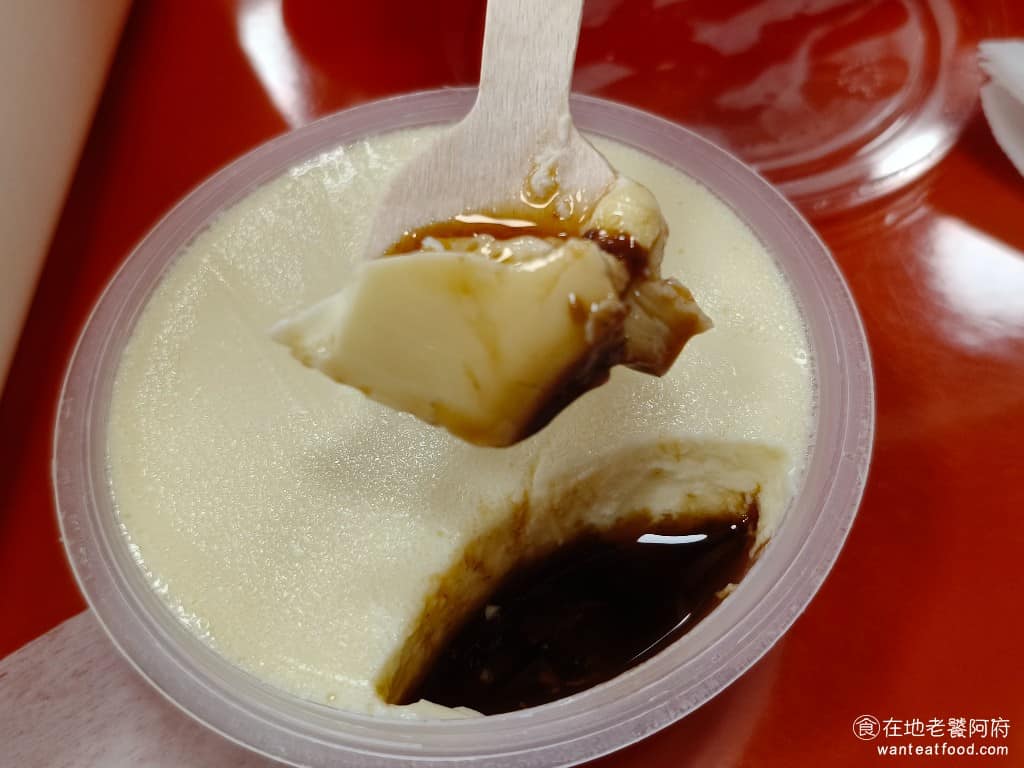 週末炸雞漢堡俱樂部大巨蛋店 週末炸雞漢堡俱樂部大巨蛋店菜單 週末炸雞漢堡俱樂部大巨蛋店推薦 布丁的口感,吃起來非常扎實,甜味比較淡,感覺沒什麼奶香味,焦糖味也比較淡,算是蠻難吃的布丁,不太推薦,99 塊也貴的誇張。 @在地老饕阿府