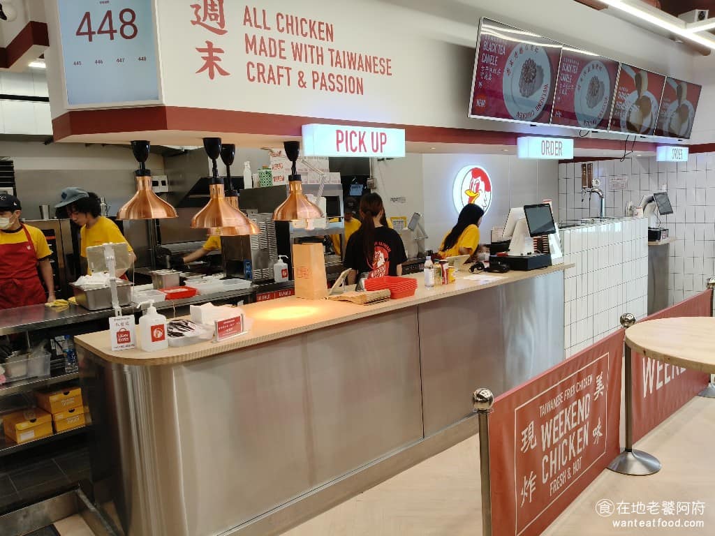 週末炸雞漢堡俱樂部大巨蛋店 週末炸雞漢堡俱樂部大巨蛋店菜單 週末炸雞漢堡俱樂部大巨蛋店推薦 並與經典台灣品牌「香雞城」聯名合作,店內不只有香雞城的公仔和周邊商品,還推出限定的聯名烤雞盒。 @在地老饕阿府