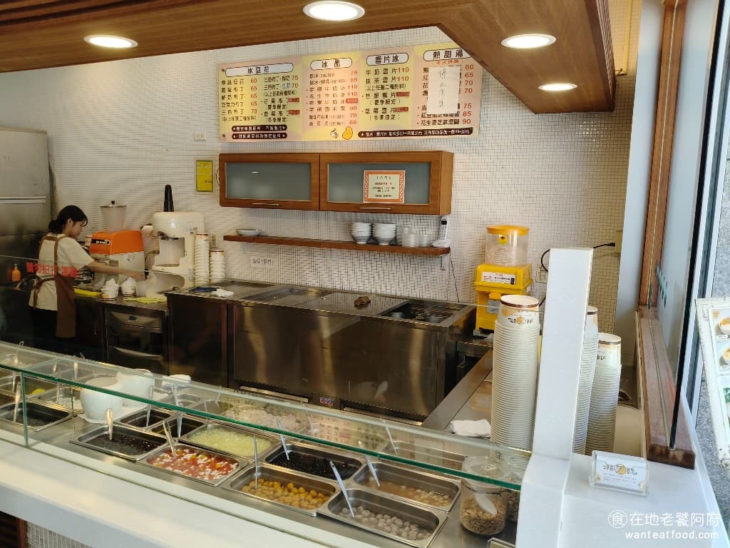 好奇營養豆花 好奇營養豆花菜單 好奇營養豆花推薦 士林區美食 士林美食 甜點點心 豆花 店家的經營理念很簡單，就是要做出最純粹的豆花味道，他們家的豆花不會過度調味，糖水也不會甜到膩，就是要讓客人吃到最原始的豆香。 @在地老饕阿府