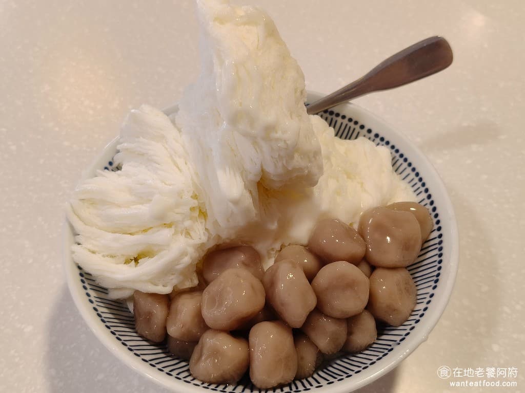 好奇營養豆花 好奇營養豆花菜單 好奇營養豆花推薦 士林區美食 士林美食 甜點點心 豆花 份量很大碗，冰品口感細緻，可以選擇不同口味和配料組合，雪花冰吃得到濃濃的牛奶味，本身沒有過甜的調味。 @在地老饕阿府