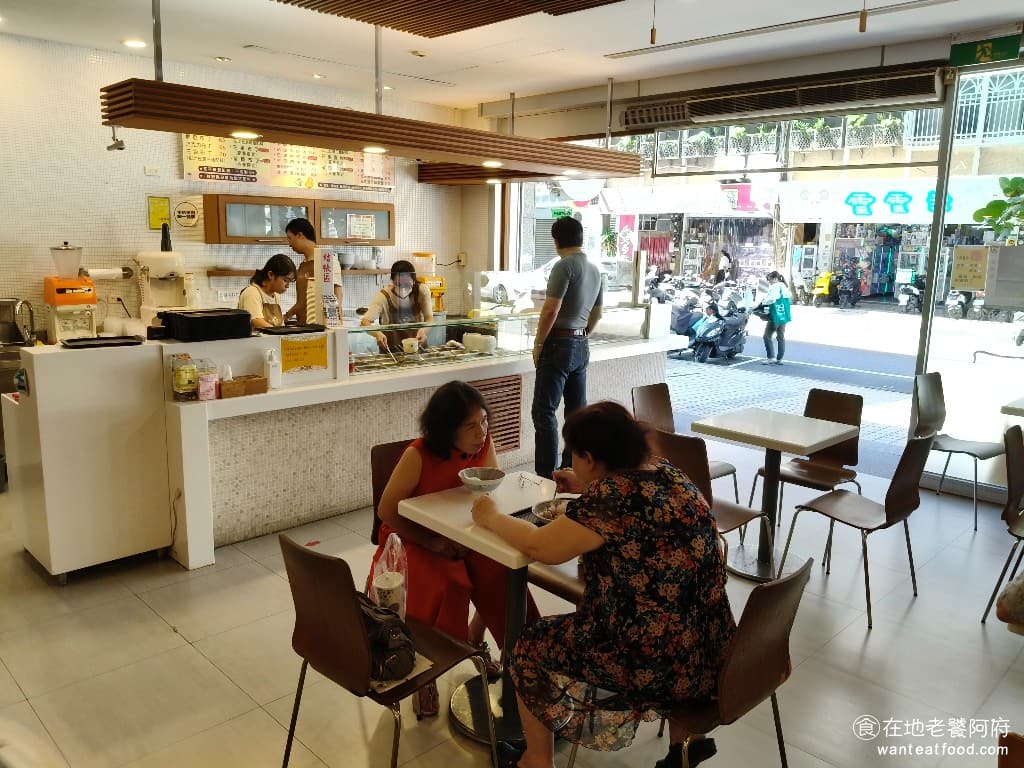 好奇營養豆花 好奇營養豆花菜單 好奇營養豆花推薦 士林區美食 士林美食 甜點點心 豆花 店內有開著冷氣，但沒有開得特別涼。 @在地老饕阿府