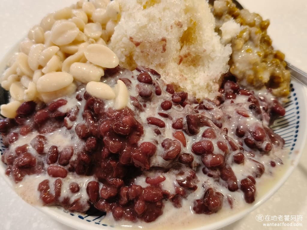 好奇營養豆花 好奇營養豆花菜單 好奇營養豆花推薦 士林區美食 士林美食 甜點點心 豆花 料給得非常的多，紅豆、綠豆都加得滿滿的，但可能因為太注重健康，所以吃起來沒什麼甜味，紅豆和綠豆不甜，吃起來都是豆子的原味，我會覺得蠻奇怪的。 @在地老饕阿府