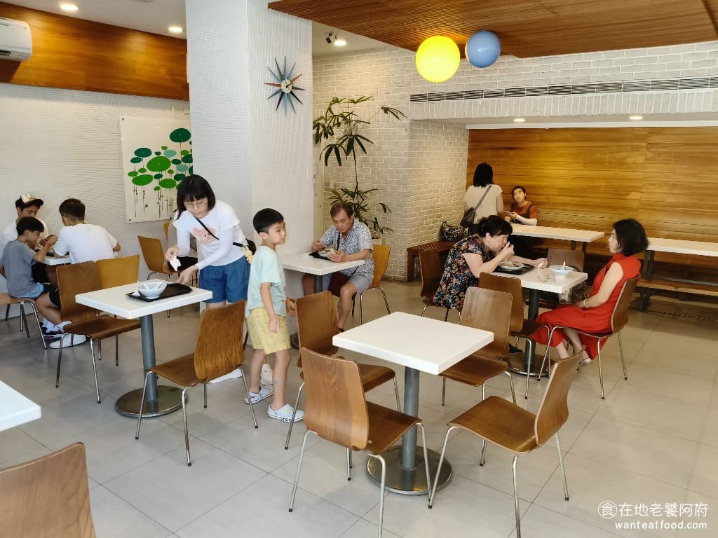 好奇營養豆花 好奇營養豆花菜單 好奇營養豆花推薦 士林區美食 士林美食 甜點點心 豆花 店內的用餐環境，像文青的咖啡廳，純白色的牆面，讓整個空間看起來很明亮，搭配木質色系的桌椅，還有一些綠色植栽，整體氛圍超舒服。 @在地老饕阿府