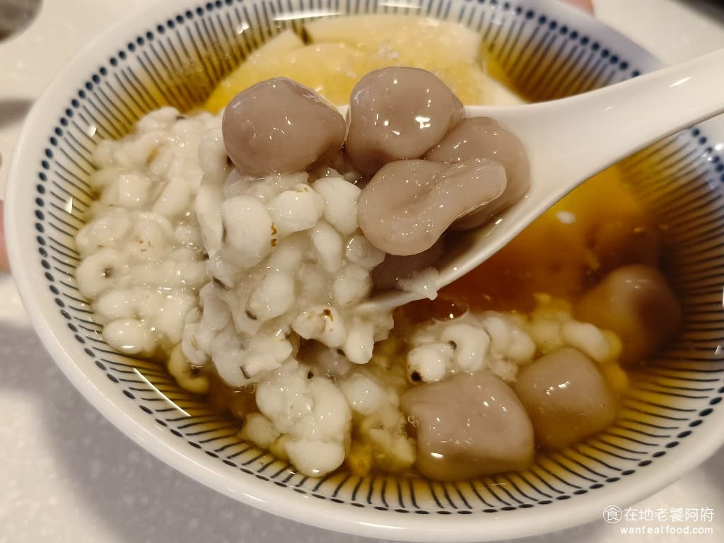 好奇營養豆花 好奇營養豆花菜單 好奇營養豆花推薦 士林區美食 士林美食 甜點點心 豆花 豆花吃起來非常的舒服，裡面的薏仁給的份量也很多，吃起來非常的脆，而且有嚼勁，芋圓的口感非常的綿密，而且軟嫩。 @在地老饕阿府
