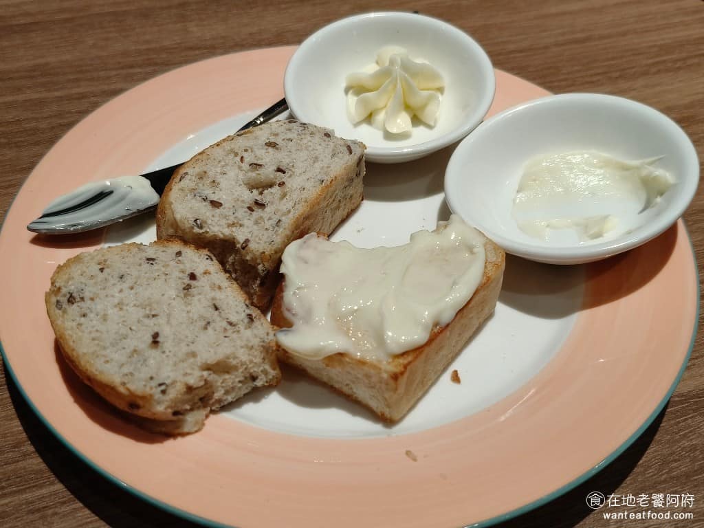 橫濱牛排台北松菸誠品店 橫濱牛排台北松菸誠品店菜單 橫濱牛排台北松菸誠品店推薦 信義區美食 烤麵包有亞麻籽麵包和切片軟法,提供無鹽奶油搭配,烤熱後抹上奶油,口感比一般蒜味吐司更有層次,容易讓人多拿幾塊。 @在地老饕阿府