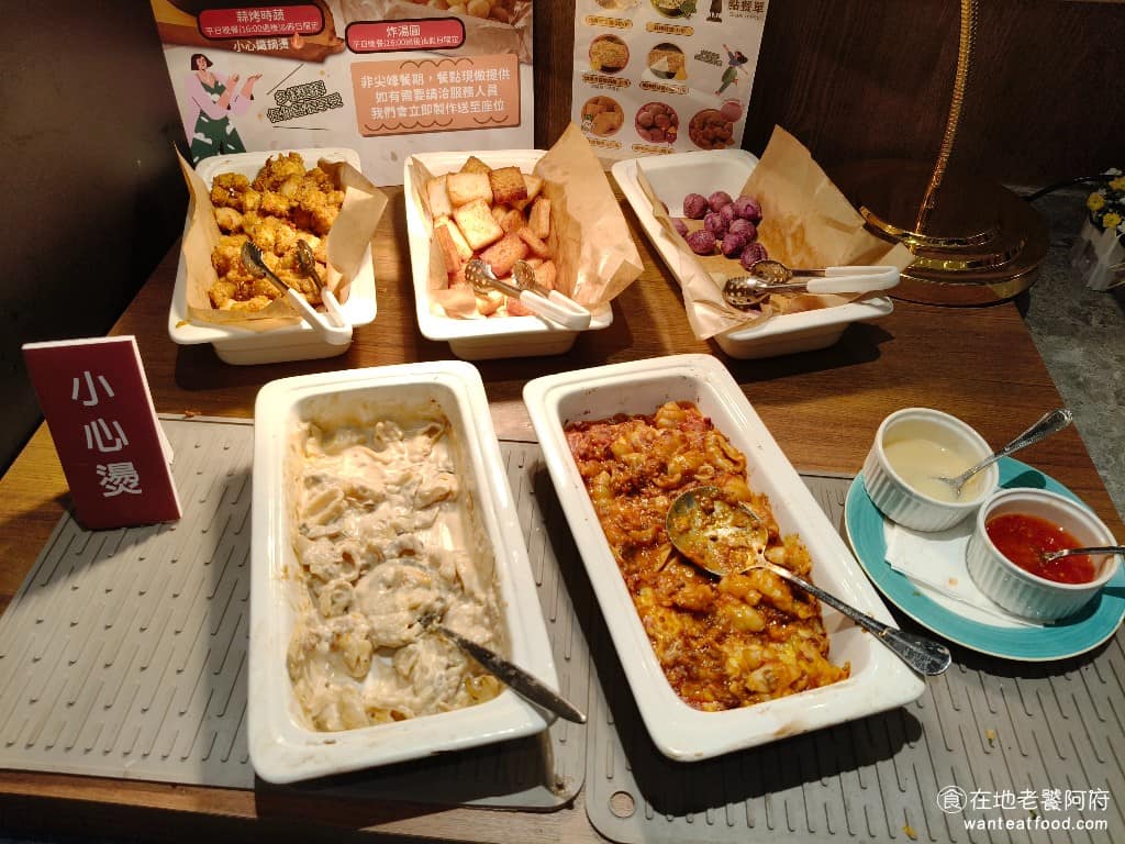 橫濱牛排台北松菸誠品店 橫濱牛排台北松菸誠品店菜單 橫濱牛排台北松菸誠品店推薦 信義區美食 炸物區 有炸雞塊、炸蘿蔔糕、炸地瓜球,還有兩種義大利貝殼麵,有奶油口味,和番茄口味的。 @在地老饕阿府