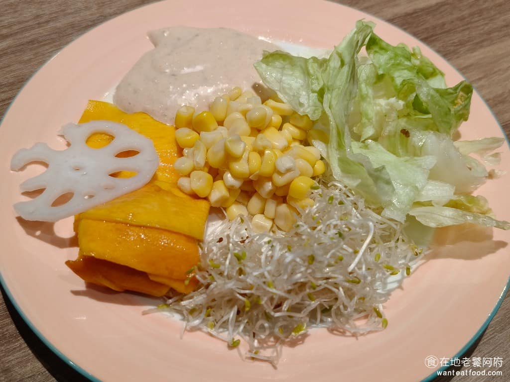 橫濱牛排台北松菸誠品店 橫濱牛排台北松菸誠品店菜單 橫濱牛排台北松菸誠品店推薦 信義區美食 生菜沙拉通常不會吃很多,但種類也是豐盛,愛吃菜的人會吃得很滿足,吃起來也都很新鮮。 @在地老饕阿府
