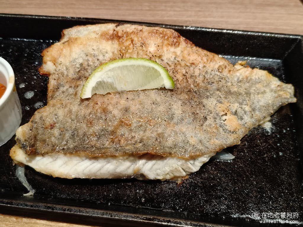 橫濱牛排台北松菸誠品店 橫濱牛排台北松菸誠品店菜單 橫濱牛排台北松菸誠品店推薦 信義區美食 相煎數魚排 這道是排餐中最難吃的,魚肉偏鬆散,口感濕軟缺乏明顯的紮實感,吃起來沒什麼層次,不太推薦除非特別偏好清淡海鮮,否則預算放在其他主餐上會更值得。 @在地老饕阿府