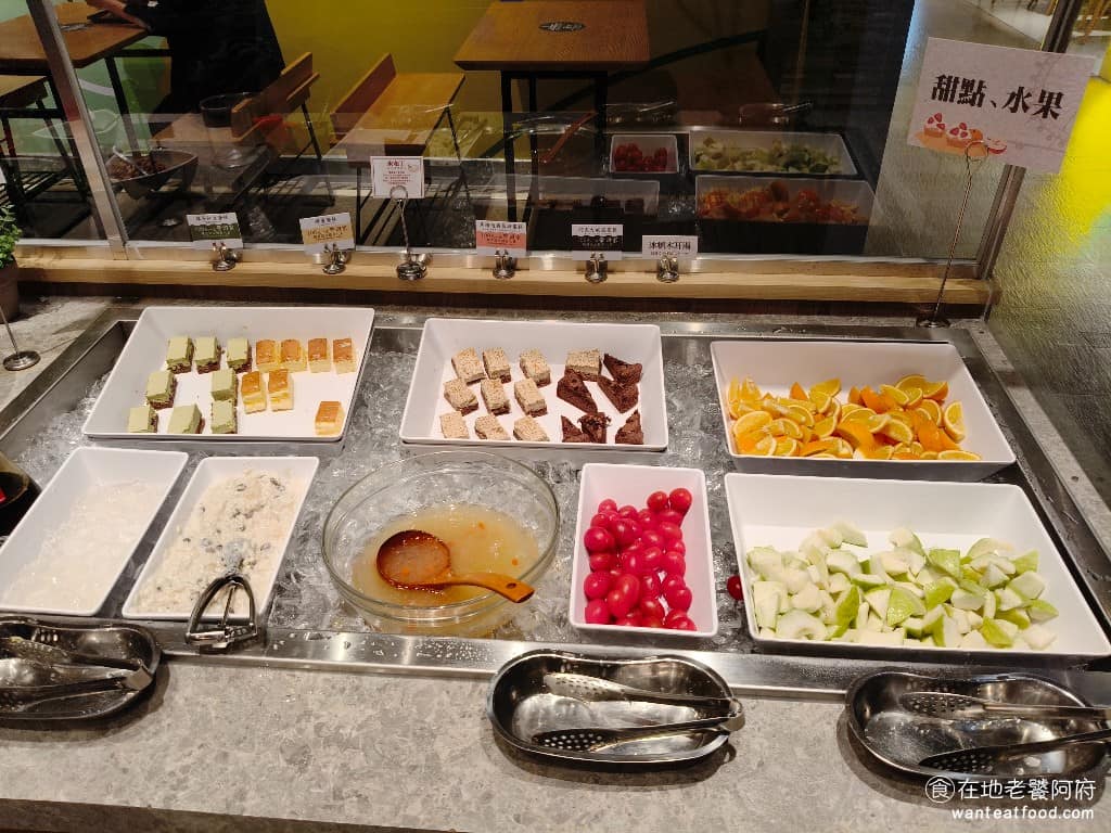 橫濱牛排台北松菸誠品店 橫濱牛排台北松菸誠品店菜單 橫濱牛排台北松菸誠品店推薦 信義區美食 甜點水果區 水果只有三種,芭樂、小番茄和柳丁,甜點有巧克力戚風蛋糕、抹茶紅豆蛋糕、蜂蜜蛋糕、焦糖伯爵慕斯蛋糕,還有冰糖木耳湯。 @在地老饕阿府