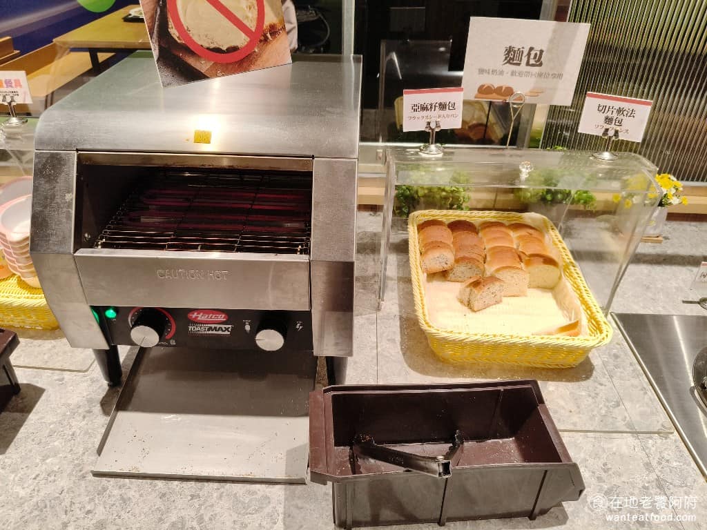 橫濱牛排台北松菸誠品店 橫濱牛排台北松菸誠品店菜單 橫濱牛排台北松菸誠品店推薦 信義區美食 烤麵包區 有提供兩種口味的麵包,亞麻籽麵包,和切片軟法麵包。 @在地老饕阿府