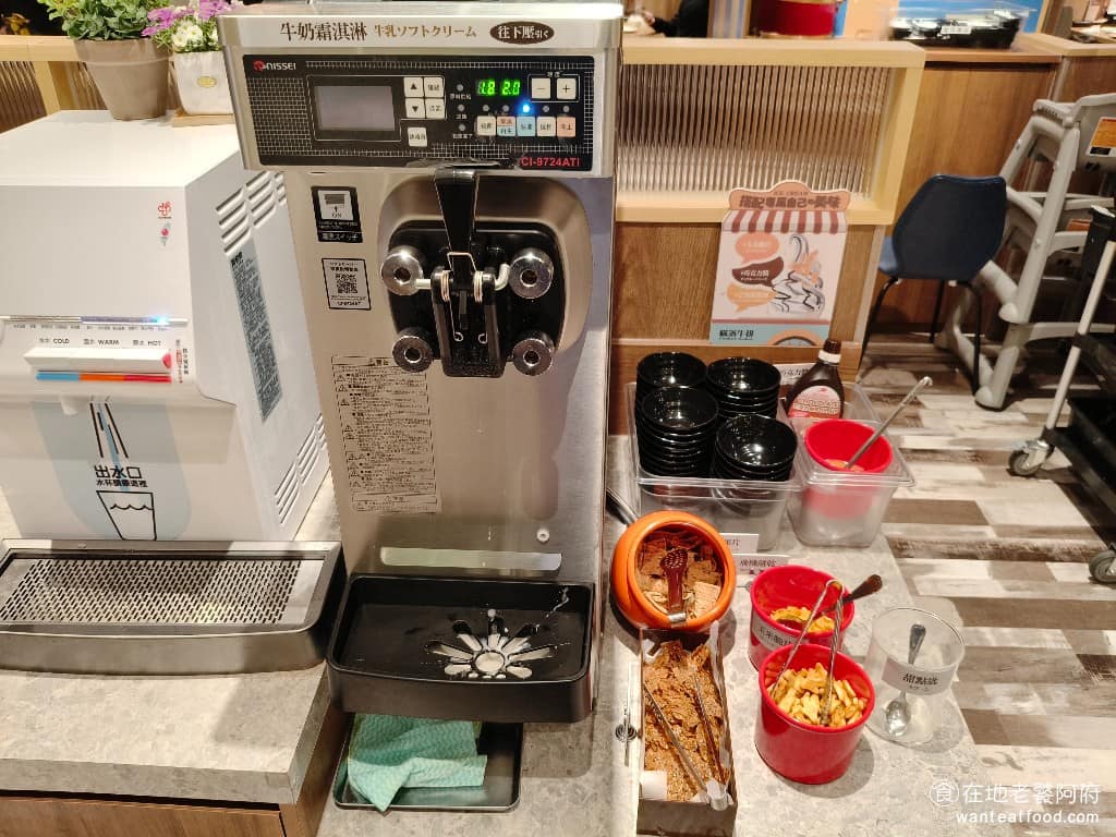 橫濱牛排台北松菸誠品店 橫濱牛排台北松菸誠品店菜單 橫濱牛排台北松菸誠品店推薦 信義區美食 牛奶霜淇淋區 霜淇淋可以搭配玉米脆片、巧克力醬、芒果醬、鳳梨醬,還有小孩愛吃的飛機餅乾。 @在地老饕阿府