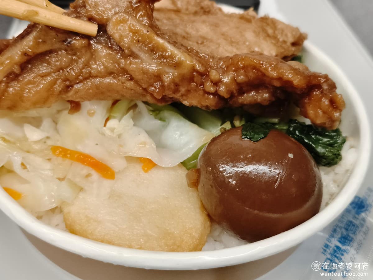 台鐵便當南港車站 台鐵便當南港車站菜單 台鐵便當南港車站推薦 南港區美食 南港美食 滷蛋雖然小小一顆，但香香QQ的，很夠味是便當裡的亮點。滷得比較久，口感偏硬。 @在地老饕阿府