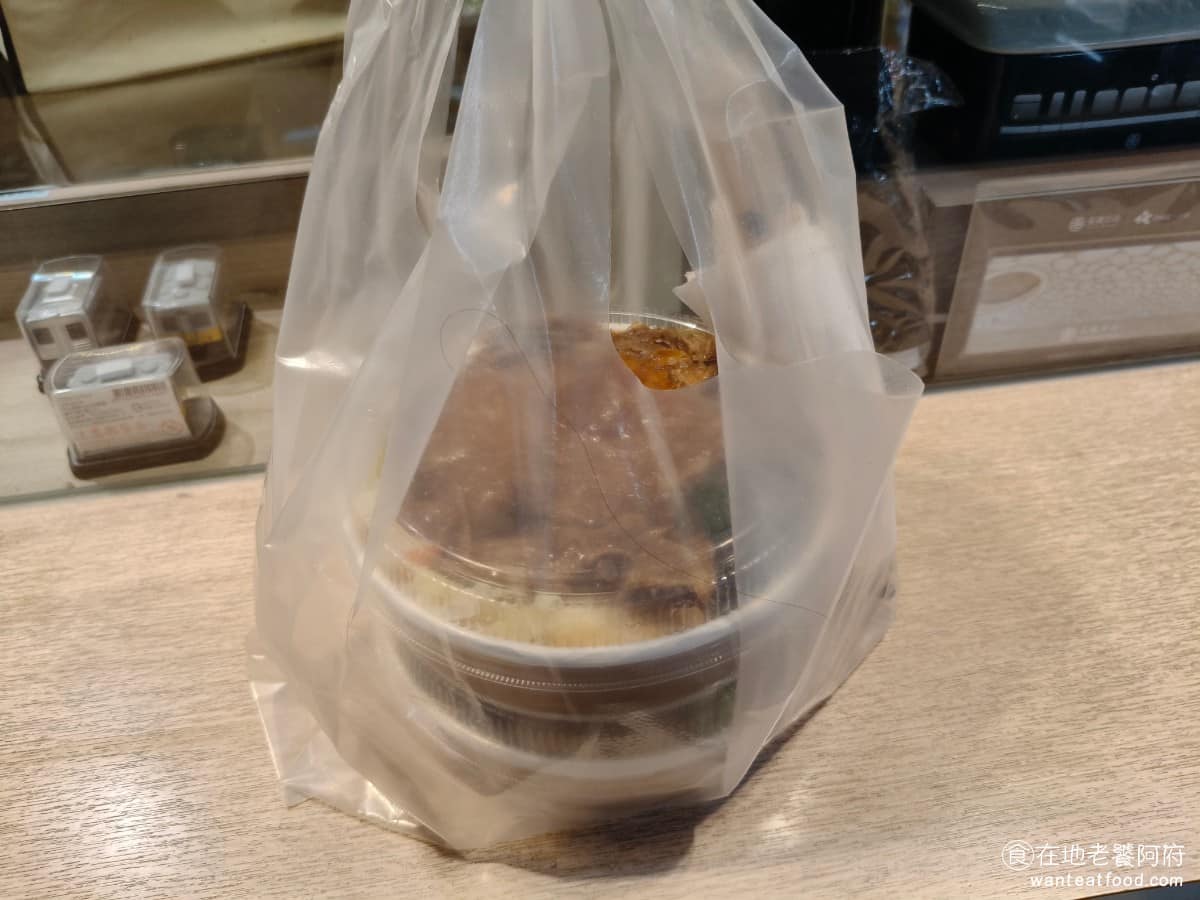 台鐵便當南港車站 台鐵便當南港車站菜單 台鐵便當南港車站推薦 南港區美食 南港美食 雖然排隊的隊伍很長，但大家買便當的速度很快，所以馬上就能排到。 @在地老饕阿府