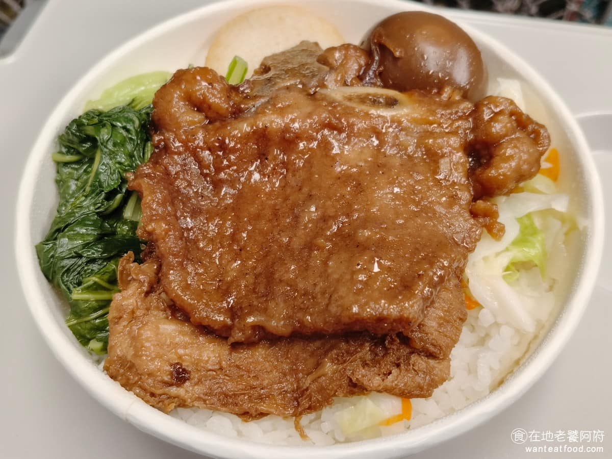 台鐵便當南港車站 台鐵便當南港車站菜單 台鐵便當南港車站推薦 南港區美食 南港美食 排骨的肉質，原本以為是軟的，但吃起來比想像中的還硬，如果能軟一點，個人覺得會更好。 @在地老饕阿府