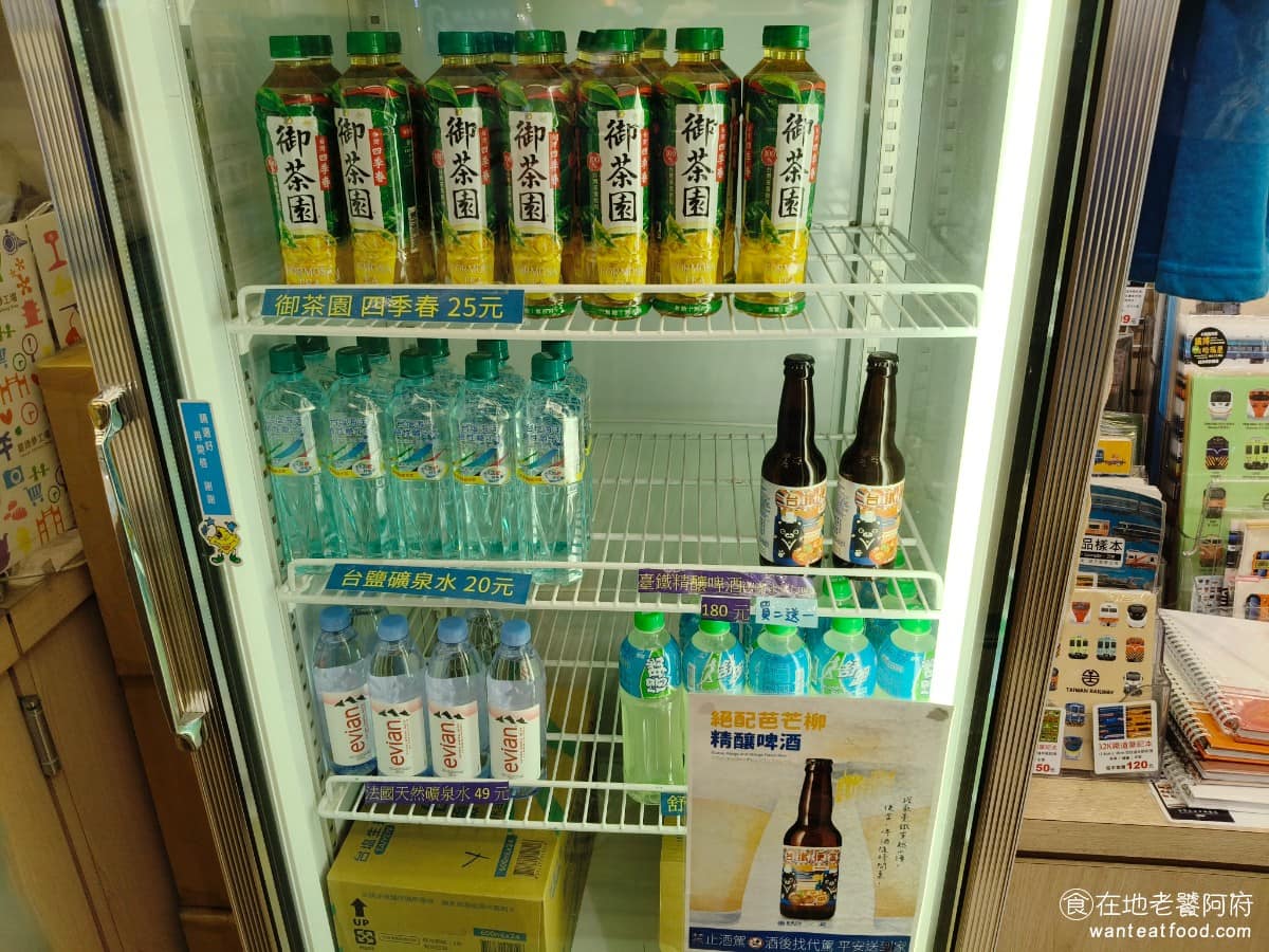 台鐵便當南港車站 台鐵便當南港車站菜單 台鐵便當南港車站推薦 南港區美食 南港美食 除了便當以外，還有販售一些基本的飲料，像是綠茶、礦泉水、舒跑，其中，最特別的是台鐵精釀啤酒。 @在地老饕阿府