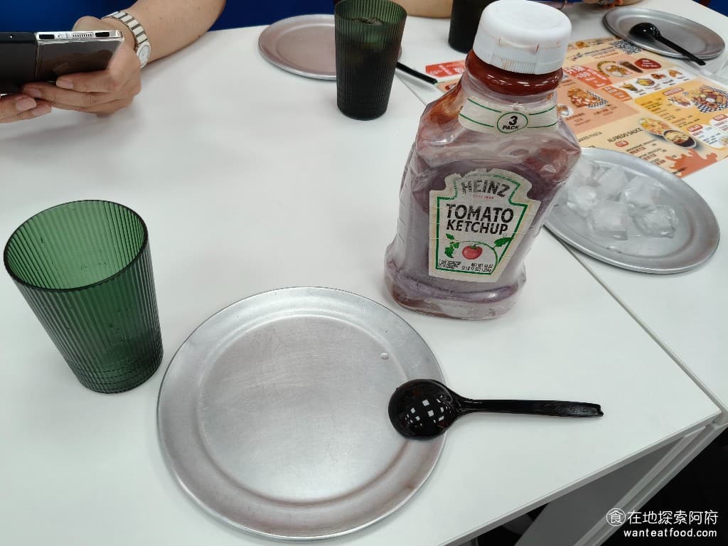 頑派ONEPART披薩專賣店 頑派ONEPART披薩專賣店菜單 餐具是盤子和免洗湯匙 @在地老饕阿府
