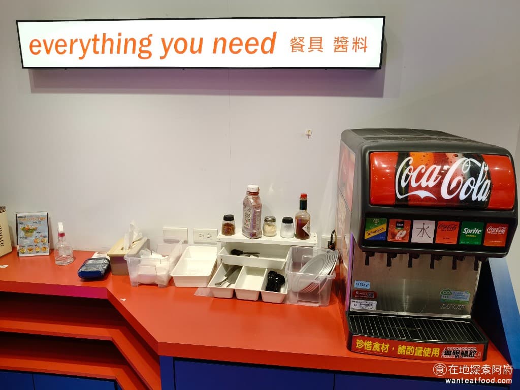 頑派ONEPART披薩專賣店 頑派ONEPART披薩專賣店菜單 飲料區和醬料區,在一樓及二樓都有。 @在地老饕阿府