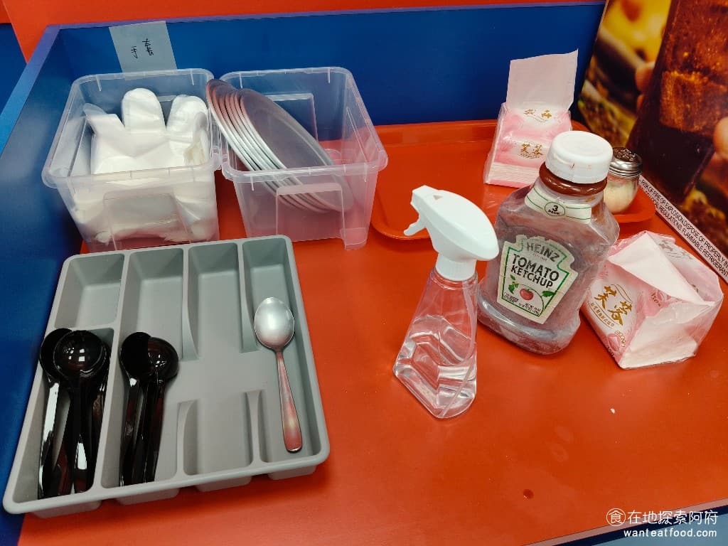 頑派ONEPART披薩專賣店 頑派ONEPART披薩專賣店菜單 店內有提供番茄醬、胡椒粉,還有餐盤和免洗湯匙,但完全沒有提供叉子。如果需要叉子的話,需要到一樓和店家拿。 @在地老饕阿府