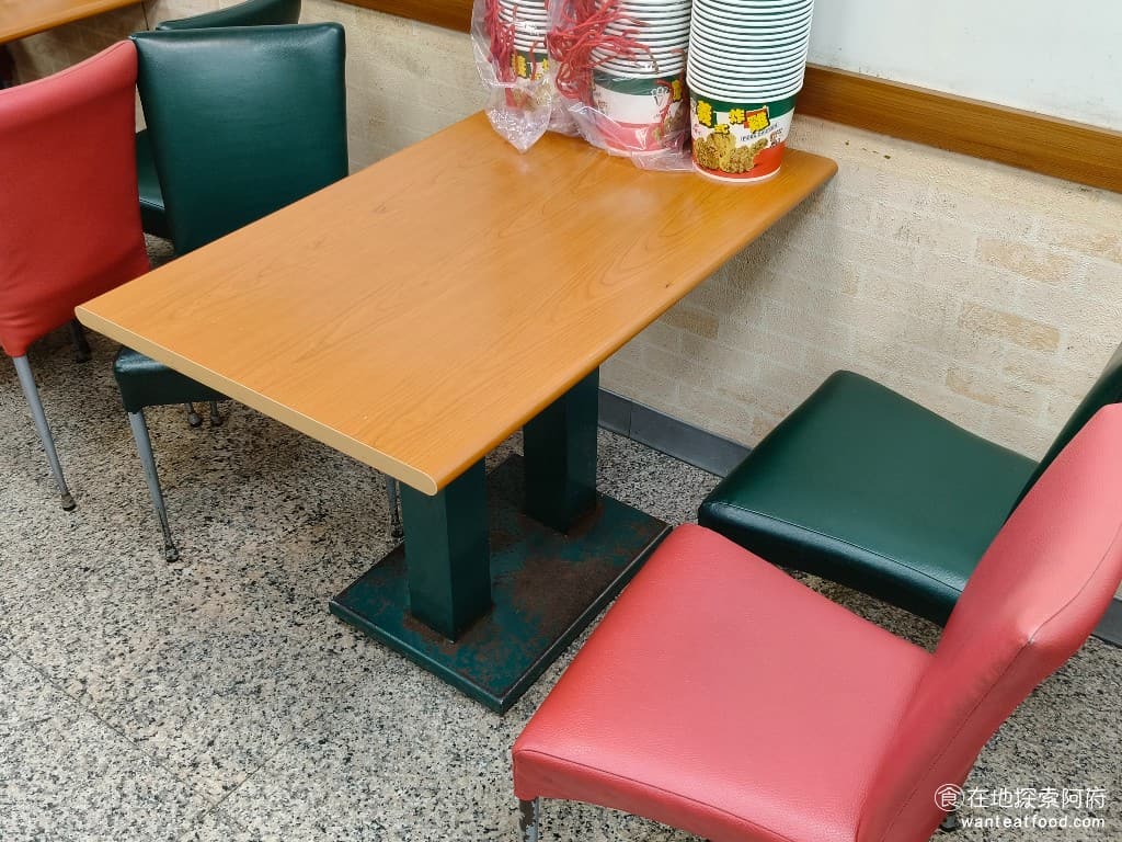 拿坡里披薩內湖店 拿坡里披薩內湖店菜單 拿坡里披薩內湖店推薦 內湖區美食 內湖美食 文德站美食 店內的桌椅都還蠻新的,桌子的面積非常寬敞,坐起來還算舒服,店內的冷氣也開得蠻涼爽的。 @在地老饕阿府