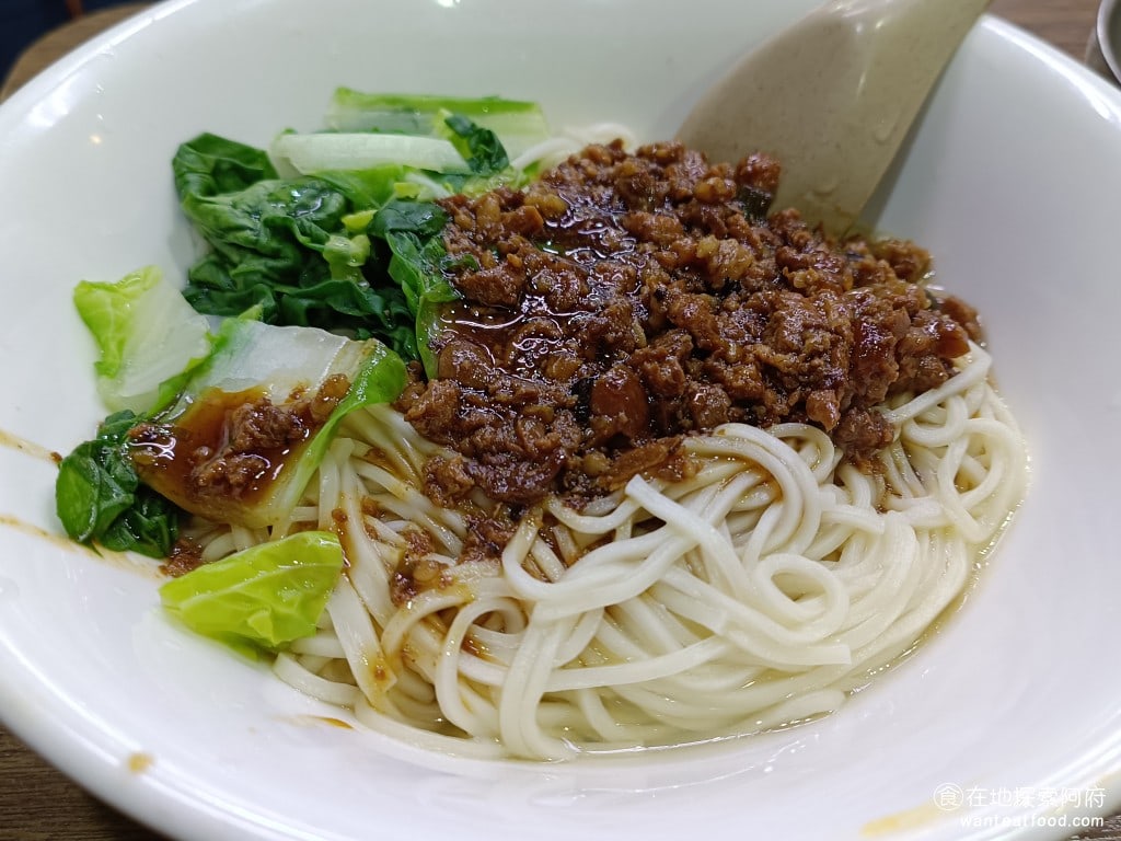 昆陽牛肉麵 南港美食 昆陽站美食 榨菜肉絲麵 炸醬麵 台灣小吃 肉燥乾拌麵 還好我們有點這一碗麵，因為老實說牛肉麵我覺得很普通，但這碗炸醬麵我反而更喜歡，炸醬的味道偏鹹口味偏重，醬料給的很多，吃起來還不錯 @在地老饕阿府