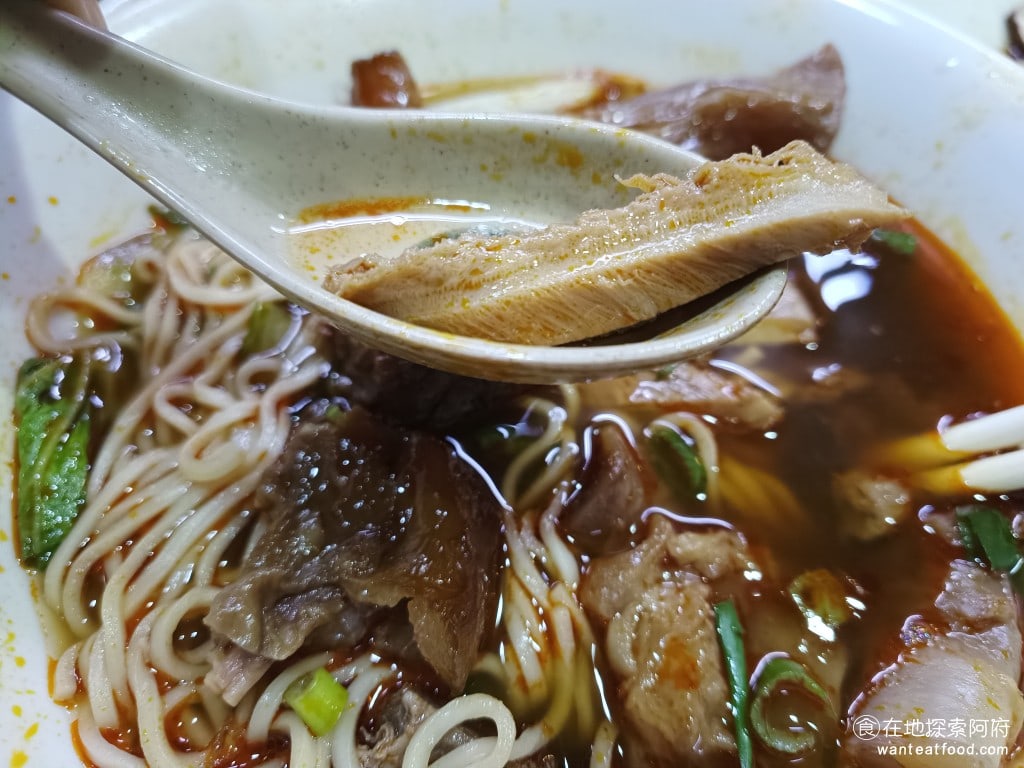 昆陽牛肉麵 南港美食 昆陽站美食 榨菜肉絲麵 炸醬麵 台灣小吃 牛肚滷的也很不錯，吃起來很軟口感很好，整體牛肉麵不難吃，但給人的感覺是沒有特別的味道，就只是辣而已，湯頭喝起來覺得也沒有味道，都是水的味道 @在地老饕阿府