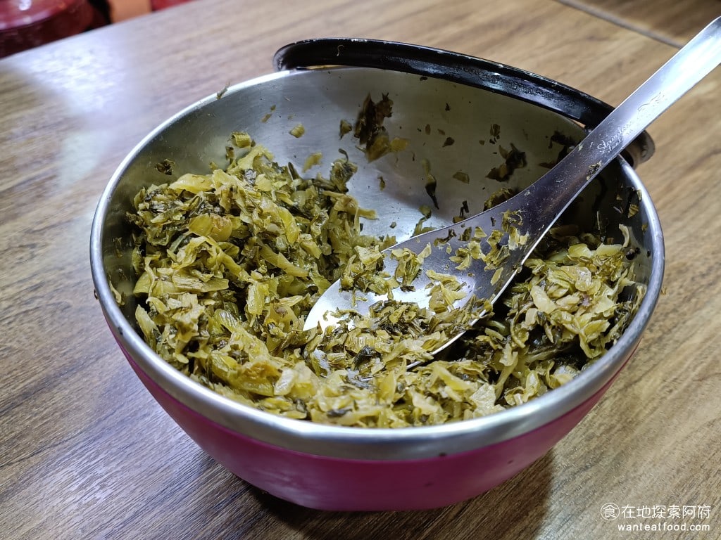 昆陽牛肉麵 南港美食 昆陽站美食 榨菜肉絲麵 炸醬麵 台灣小吃 有提供酸菜，酸菜味道比較重吃起來比較酸，要適量斟酌使用 @在地老饕阿府