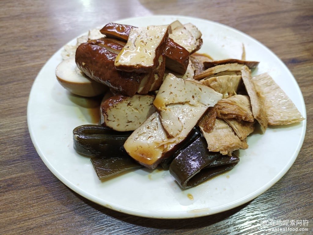 昆陽牛肉麵 南港美食 昆陽站美食 榨菜肉絲麵 炸醬麵 台灣小吃 滷味我們叫了豆皮、豆干、海帶和滷蛋，滷味的味道吃起來都還不錯，只是滷味的醬汁個人覺得有點太鹹了 @在地老饕阿府