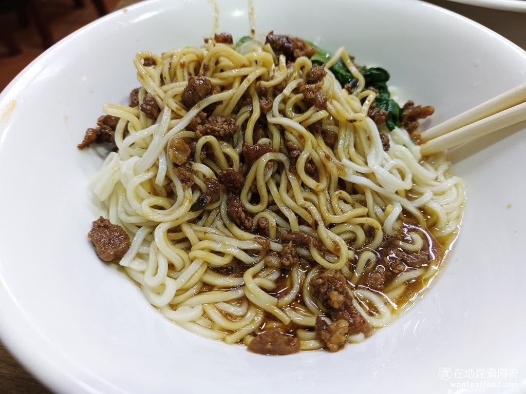 昆陽牛肉麵 南港美食 昆陽站美食 榨菜肉絲麵 炸醬麵 台灣小吃 有寬面和細麵，我點的是細麵，因為細麵可以讓炸醬更均勻的拌在麵之中 @在地老饕阿府