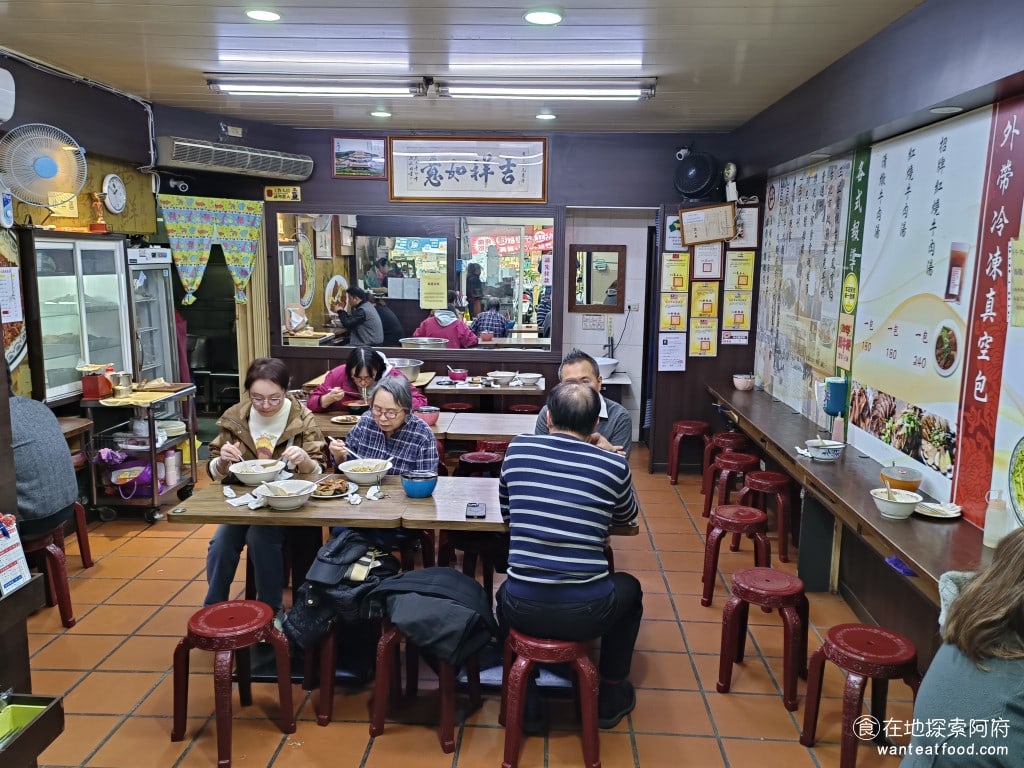 昆陽牛肉麵 南港美食 昆陽站美食 榨菜肉絲麵 炸醬麵 台灣小吃 店內空間座位不大，但平時下班期間，剛好也會遇到學生放學，所以下班來吃店裡都做滿了滿滿的人 @在地老饕阿府