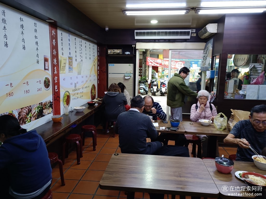昆陽牛肉麵 南港美食 昆陽站美食 榨菜肉絲麵 炸醬麵 台灣小吃 店內用餐環境還不錯，地板和桌面也都很乾淨，桌椅也都很新 @在地老饕阿府