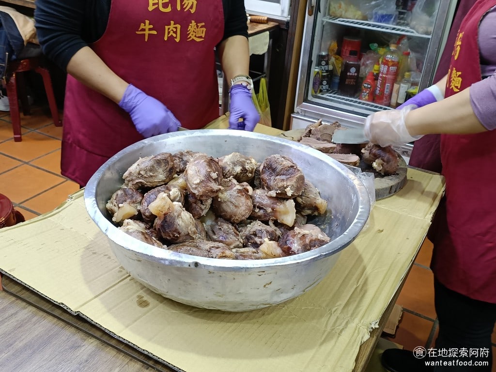 昆陽牛肉麵 南港美食 昆陽站美食 榨菜肉絲麵 炸醬麵 台灣小吃 店家在我們旁邊料理牛肉，不得不說這間的牛肉確實煮得非常軟非常好吃，但湯頭就不太行了，只有辣而已 @在地老饕阿府