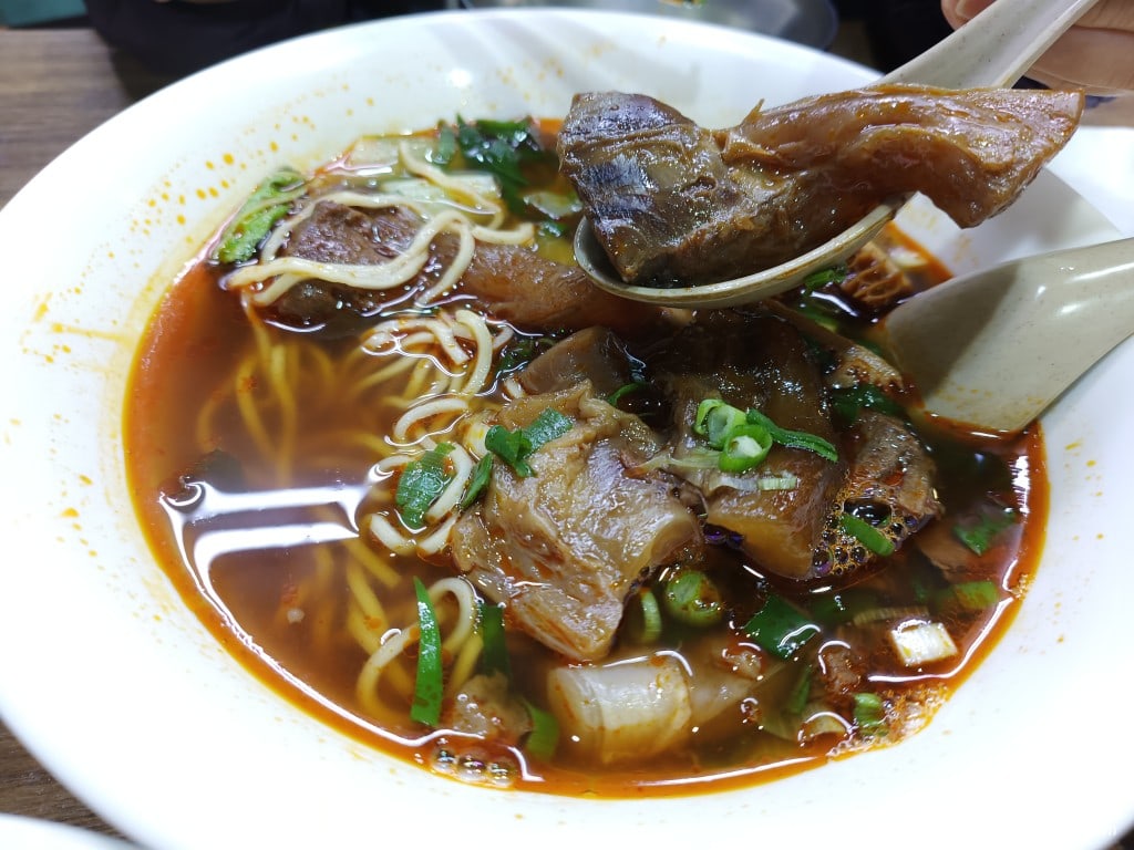 昆陽牛肉麵 南港美食 昆陽站美食 榨菜肉絲麵 炸醬麵 台灣小吃 這一碗是240元，他的菜單上沒有價目表，價目表在牆上有，份量給的還蠻多的，一個人來吃點小碗的可以吃得非常飽 @在地老饕阿府