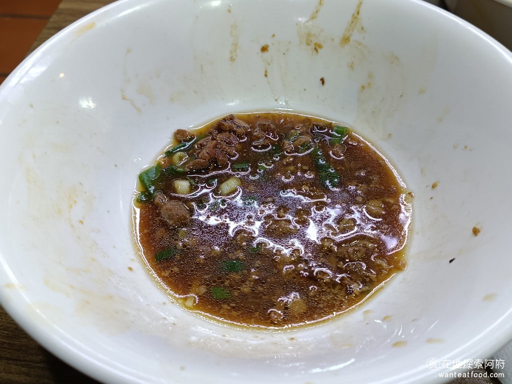 昆陽牛肉麵 南港美食 昆陽站美食 榨菜肉絲麵 炸醬麵 台灣小吃 炸醬麵確實很好吃，個人覺得比牛肉麵更棒，所以牛肉麵都沒吃完，但炸醬麵吃的一乾二淨 @在地老饕阿府